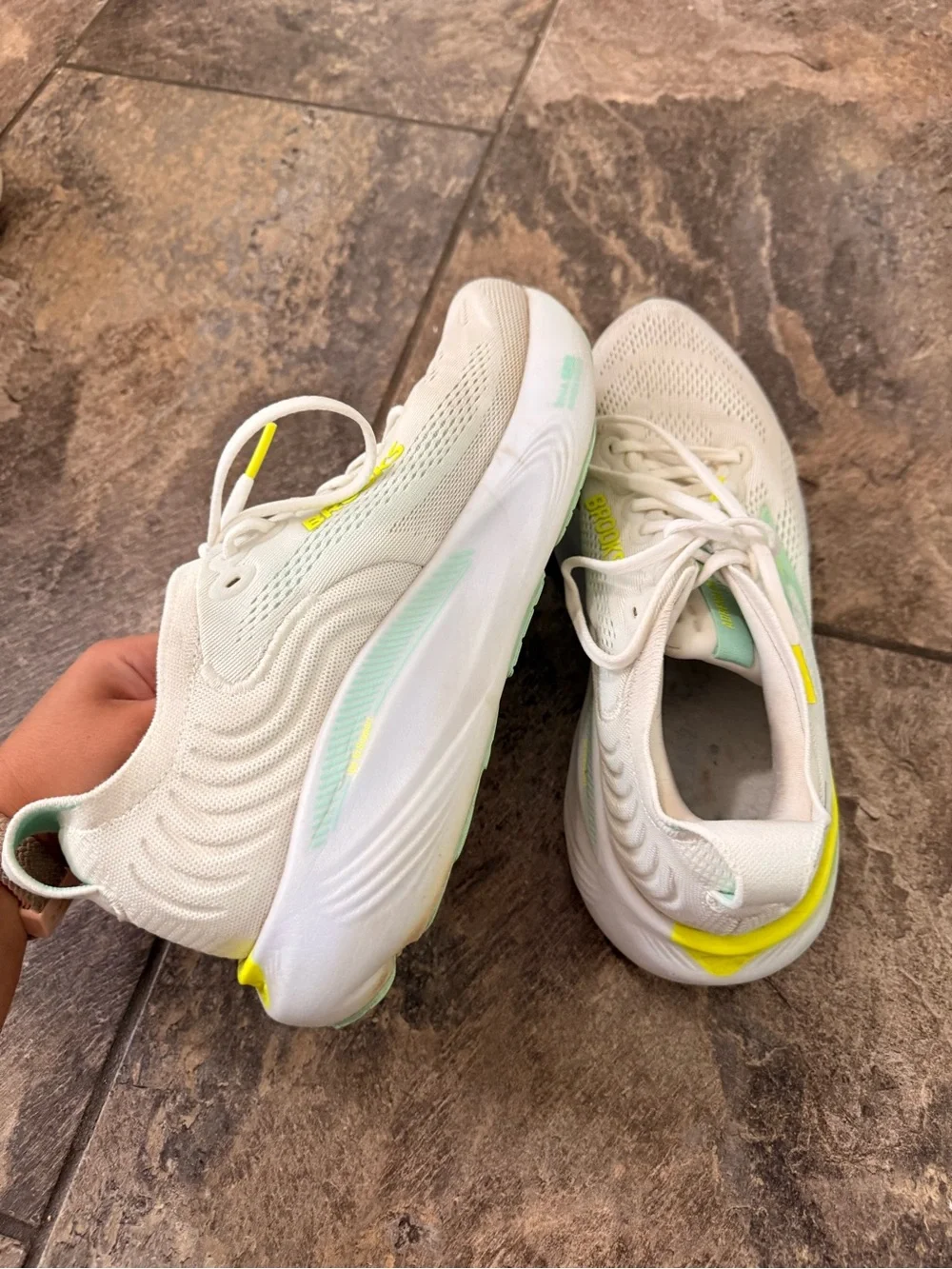White Brooks Adrenaline GTS 25 Women’s size 10.5